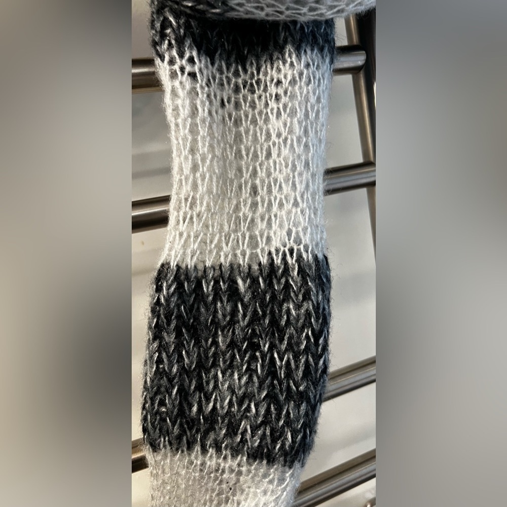 🍁Simply Vera Vera Wang Gray and White Infinity Scarf - Picture 2 of 5